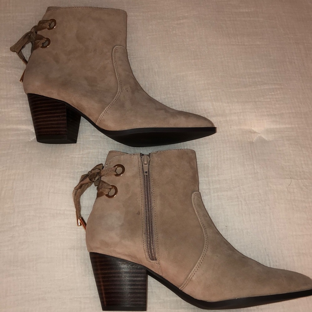 Faux suede beige booties with ties
